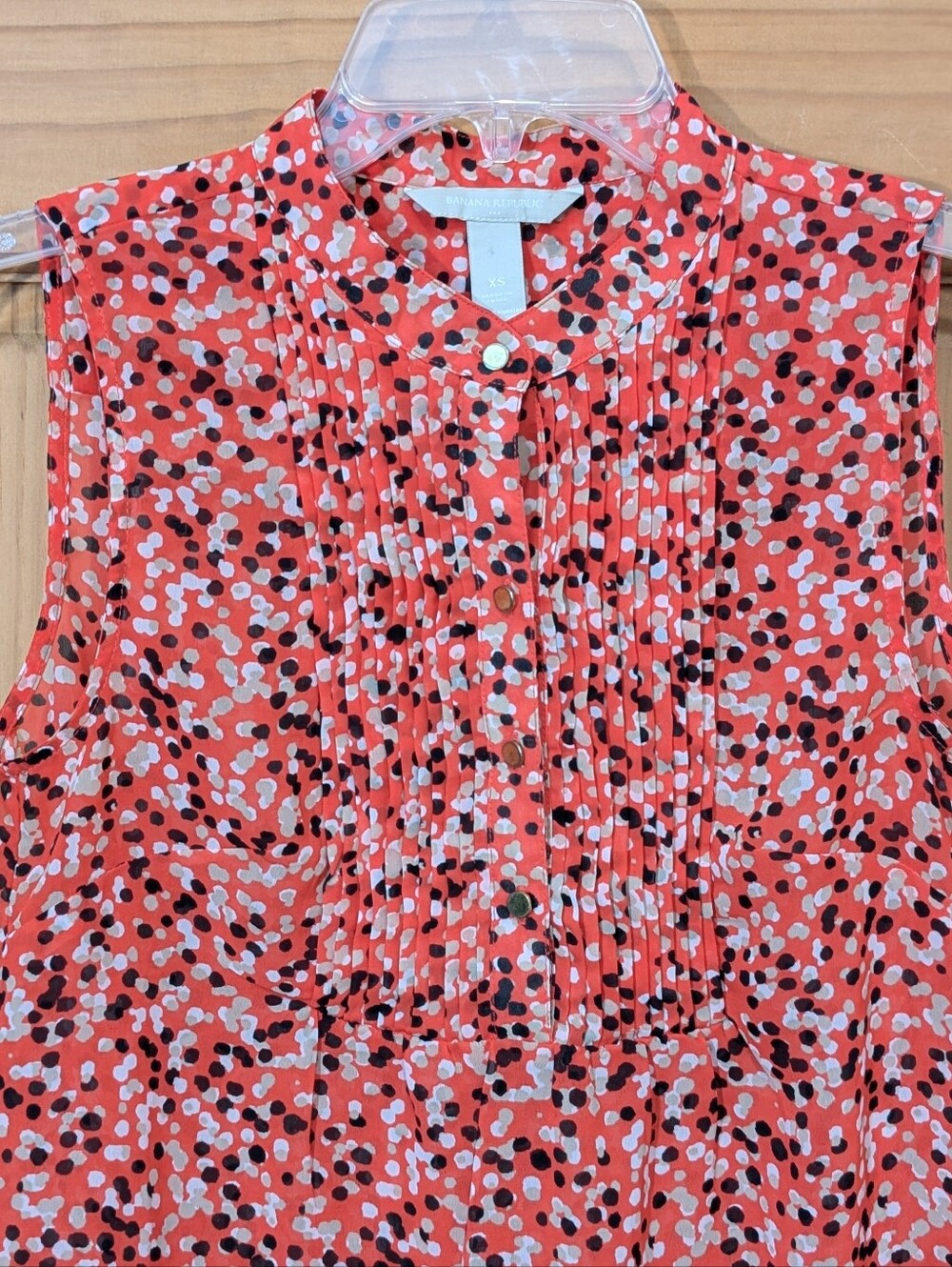 Banana Republic Top Blouse Women's XS Sleeveless Red Black Polka Dot Pintuck - Picture 2 of 10